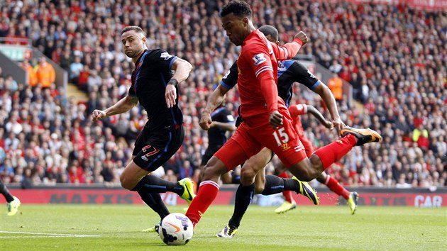 POZOR, PL STURRIDGE. V 17. minut zvyoval Daniel Sturridge z Liverpoolu (uprosted) v utkn proti Crystal Palace u na 2:0. Do konce poloasu zvil z penalty na 3:0 Steven Gerrard.