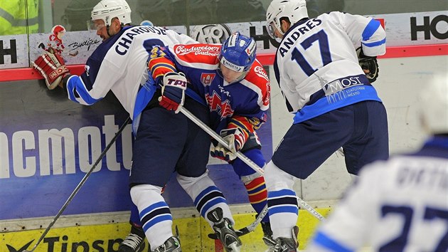 TVRD BOJ, KTER ROZHODL JEDIN GL. esk Budjovice porazily Most tsn 1:0, na snmku Zdenk Ondej z eskch Budjovic (uprosted) a mostet Kamil Charousek (vlevo) a Bronislav Andres.