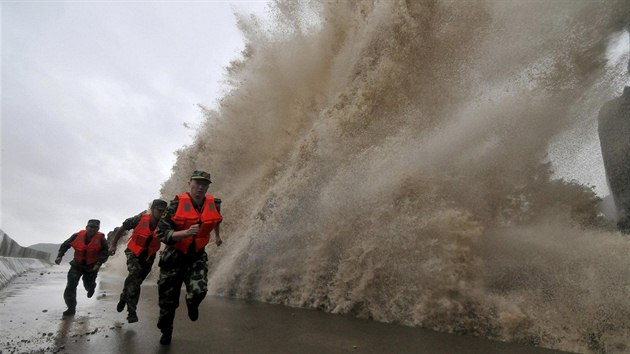 Vojci ve Wen-lingu utkaj ped vlnou, kterou na pobe mrtil tajfun Fitow. (provincie e-iang, 6. jna 2013)