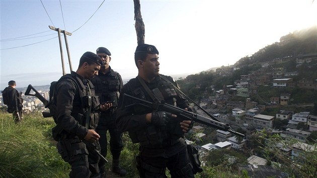 Speciln podkov jednotka UPP hldkuje ve slumovm komplexu Lins (Rio de Janeiro, 6. jna 2013).