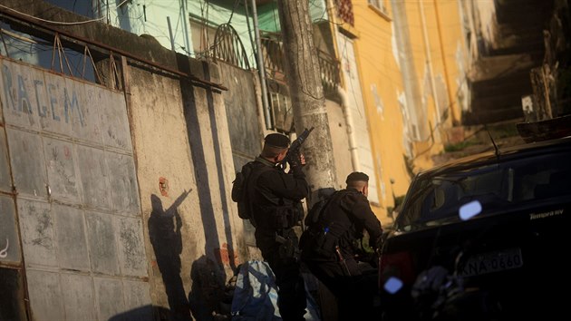 Brazilt policist zasahuj ve slumov tvrti Arvore Seca (6. jna 2013).