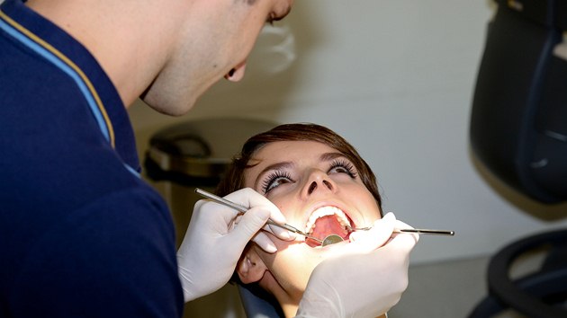 Česká Miss 2013 Gabriela Kratochvílová a doktor Jakub Kašpar, který se jí před bělící procedurou podíval na zuby.