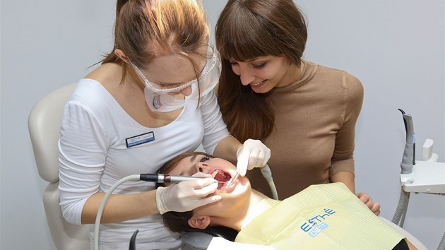 Česká Miss 2013 Gabriela Kratochvílová a její sestra Jana na bělení zubů