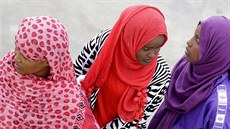 Africké �eny �ekají na odvoz z ostrova Lampedusa na Sicílii, kde budou...