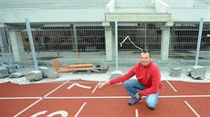 Trenér ústeckých atlet� Alexej Lesnik kle�í p�ed plo�inou, kde m�la být cílová...