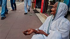 Indickým vdovám asto nezbývá nic jiného, ne ebrat. Rodiny je vyenou na...