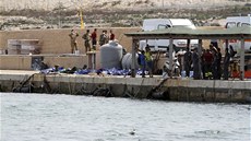 Nejmén 130 lidí zemelo pi ztroskotání lodi s uprchlíky, která míila z