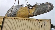 Část bombardéru Pe-2 je nakládána do kontejneru