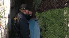 Policista zakrytého vchodu do stodoly stavení v Záhornicích na Nymbursku, kde...