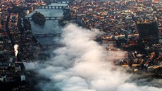 Ráno v metropoli. Slunce postupn� rozehrává svou hru se sv�tlem a stínem. Nad...