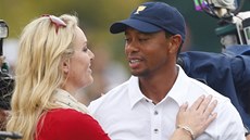 Tigeru Woodsovi gratuluje jeho pítelkyn Lindsey Vonnová. Práv on zajistil...