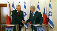 Prezident Miloš Zeman si potřásá rukou s izraelským premiérem Benjaminem...