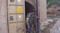 Prohledávání podezelých objekt v afghánském Vardaku