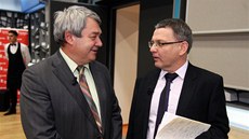 Vojt�ch Filip z KS�M a Lubomír Zaorálek z �SSD se baví p�ed za�átkem debaty na