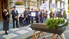 Zinscenovaný poh�eb sKaret p�ed Ministerstvem práce a sociálních v�cí. (1.