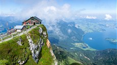 Pohled z vrcholu Schaffberg. A nahoru vede ozubená eleznice. Dole ve stanici...