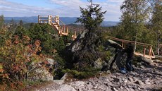 Vyhlídka u Ple�ného jezera stála v kamenném mo�i na zelené turistické zna�ce. Proto�e v�ak nem�la povolení EIA, musela být odstran�na.