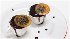 okoládové suflé zalité okoládovou polevou a dozdobené kandovaným pomeranem.