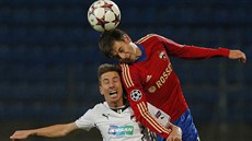 Plze�ský zálo�ník Milan Petr�ela (vlevo) v hlavi�kovém souvoji s Georgijem...