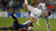 Cristiano Ronaldo (vpravo) z Realu Madrid padá pes Rurika Gislasona z FC Koda...