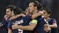 Zlatan Ibrahimovic (druhý zprava) z Paris St. Germain se raduje se spoluhrái z...