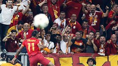 Didier Drogba Z Galatasaray se raduje pes sektorem svých fanouk v utkání...