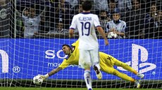 Branká Roberto z Olympiakosu Pireus chytá penaltu Sachovi Kljestanovi z...