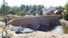 Loni v íjnu dlníci dokonili nákladnou opravu historického mostu v Ronov nad Sázavou. U po necelém pl roce ale radnice v Pibyslavi, které stavba patí, musela nechat dílo reklamovat. Z mostu toti opadává omítka.