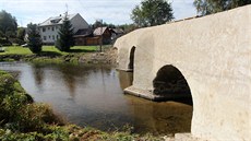 Loni v íjnu dlníci dokonili nákladnou opravu historického mostu v Ronov nad Sázavou. U po necelém pl roce ale radnice v Pibyslavi, které stavba patí, musela nechat dílo reklamovat. Z mostu toti opadává omítka.