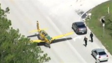 Pilot malého letadla musel nouzov pistát na silnici v americké Florid.