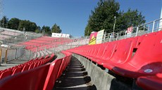 KOTEL. Brn�n�tí vlajkono�i se scházejí na tribun� za jednou z branek, poslední...