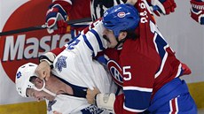 BITKA. George Parros z Montrealu (vpravo) a Colton Orr z Toronta v ostré