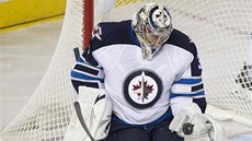 MÁM HO. Branká Winnipegu Ondej Pavelec likviduje jednu z ancí Edmontonu.    