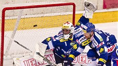 Branká� Komety Brno Marek �iliak zasahuje v utkání v Hradci Králové. 