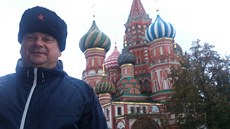 Moderátor Petr Vejvoda p�ed Chrámem Vasila Bla�eného. 