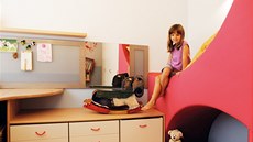 Úlo�né prostory (ale i st�l a �atník v pokoji) vyrobil podle návrhu IN2 truhlá�.