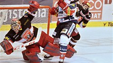 Královehradecký branká� Pavel Kantor zasahuje.