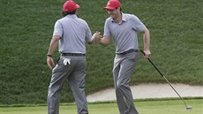 Phil Mickelson (vlevo) a Keegan Bradley se radují z dílího vízztsví...