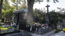 Pod velkým jasanem na hřbitově v Lošanech je pomník se jmény několika členů