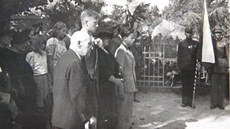 Synové generála Josefa Maína pihlíejí v Loanech v roce 1947 slavnosti, pi...