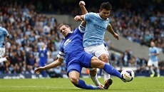 TLO NA TLO. Sergio Aguero z Manchesteru City (vpravo) píchází o mí kvli...