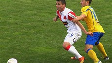 K MÍ�I DALEKO. Varnsdorfský bek Pavel Tvaroha (vpravo) p�idr�uje slávistického...