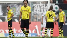 DORTMUND, �E�ENÝ SMUTNÝ. Mats Hummels (druhý zleva) z Dortmundu práv� získal v...