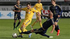 P�EKAZÍM TI TO. Olomoucký úto�ník Ivan Lietava(skluzující v modrém) chce...