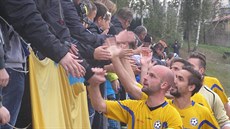 DÍKY. Fotbalisté Varnsdorfu děkují fanouškům za podporu v zápase domácího...