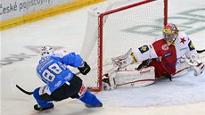 Plze�ský úto�ník Václav Pletka st�ílí na branku slávistického branká�e Dominika
