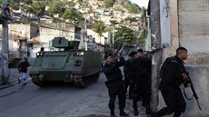 Policisté poblí armádního obrnného vozidla ve slumové tvrti Arvore Seca (6....