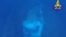 Záchraná�i se pono�ili k vraku lodi u ostrova Lampedusa