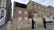 Britský um�lec a designér Alex Chinneck �ijící v Londýn� p�em�nil opu�t�ný d�m...