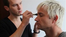 Jan Tögl upravuje make-up zpváka Krytofa Michala z kapely Portless pi focení...